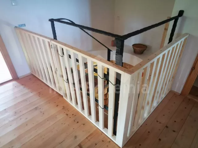 Bezpečnostní zábradlí nad schodištěm