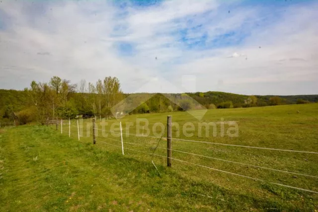 Příjezd přímo k chatě po louce