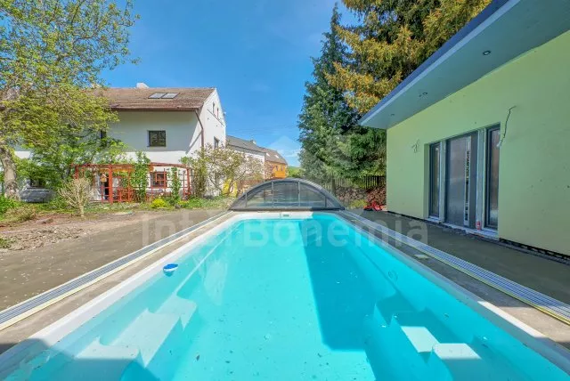 Zapuštěný vyhřívaný bazén se slanou vodou a protiproudem