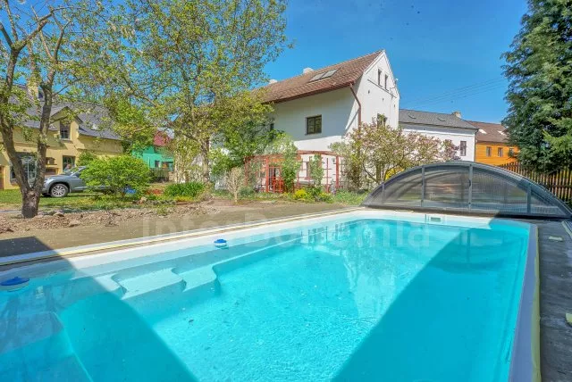 Zapuštěný vyhřívaný bazén se slanou vodou a protiproudem