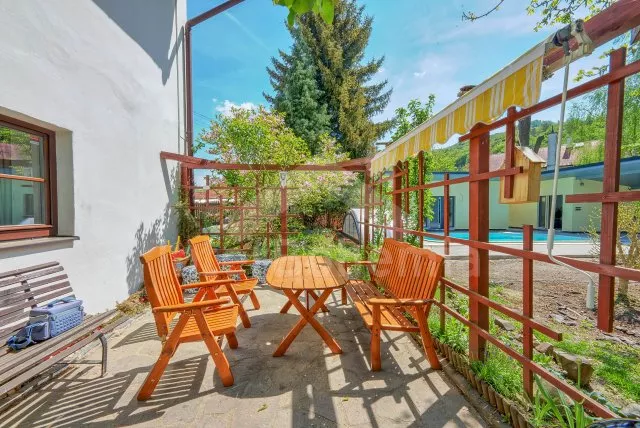 Venkovní terasa s posezením a grilem