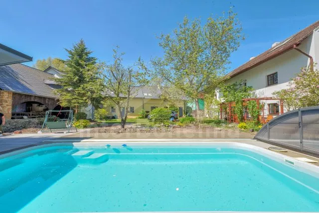 Zapuštěný vyhřívaný bazén se slanou vodou a protiproudem