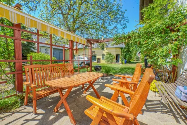 Venkovní terasa s posezením a grilem