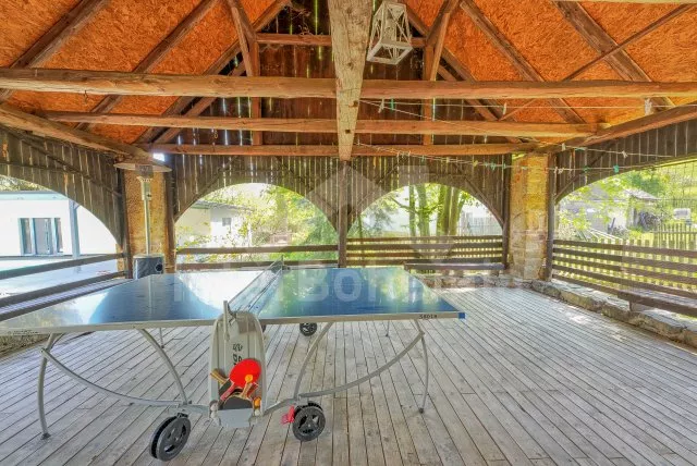 Velká krytá terasa s posezením, nebo ping-pongovým stolem