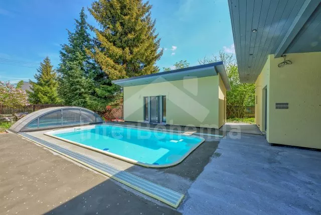 Zapuštěný bazén se saunou