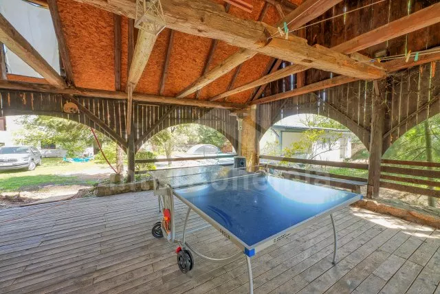 Velká krytá terasa s posezením, nebo ping-pongovým stolem