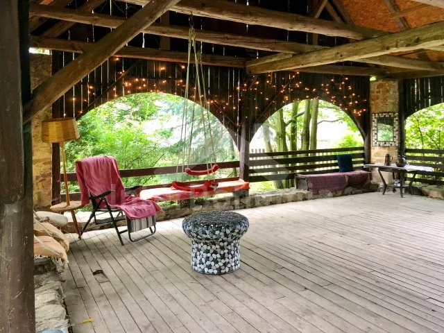 Velká krytá terasa s posezením, nebo ping-pongovým stolem