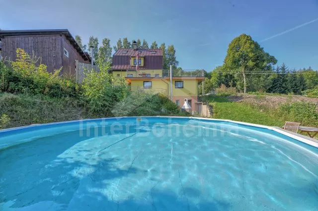 Nadzemní bazén o průměru 5,5 m