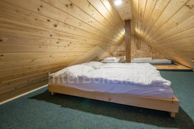 Třetí apartmán rovněž s obývací místností a dvěma ložnicemi