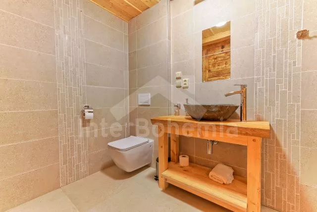 Druhý apartmán vpravo s obývací místností a ložnicí s dvoulůžkem