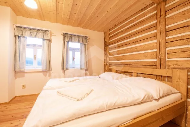 Druhý apartmán vpravo s obývací místností a ložnicí s dvoulůžkem