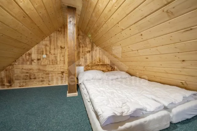 První apartmán vlevo s obývací místností a 3 samostatnými ložnicemi