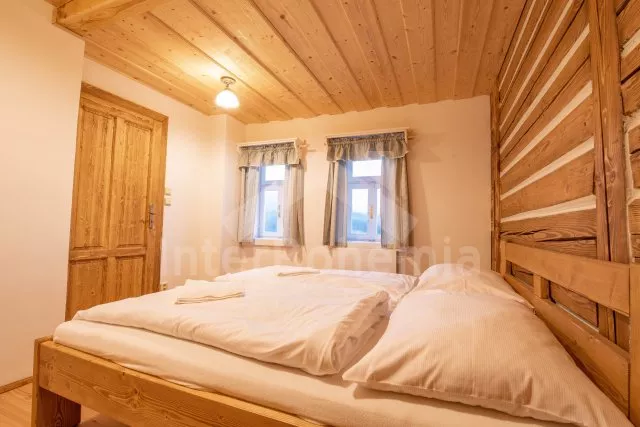 Druhý apartmán vpravo s obývací místností a ložnicí s dvoulůžkem