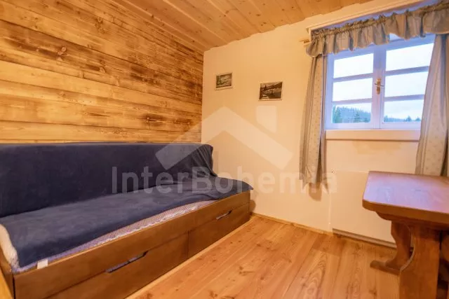 Třetí apartmán rovněž s obývací místností a dvěma ložnicemi