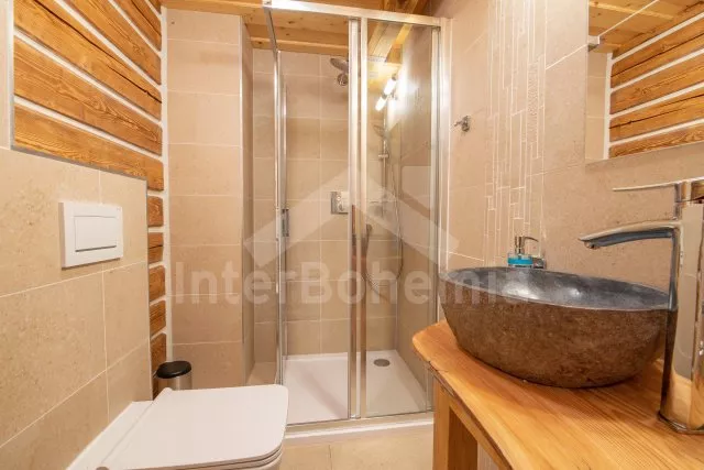 První apartmán vlevo s obývací místností a 3 samostatnými ložnicemi