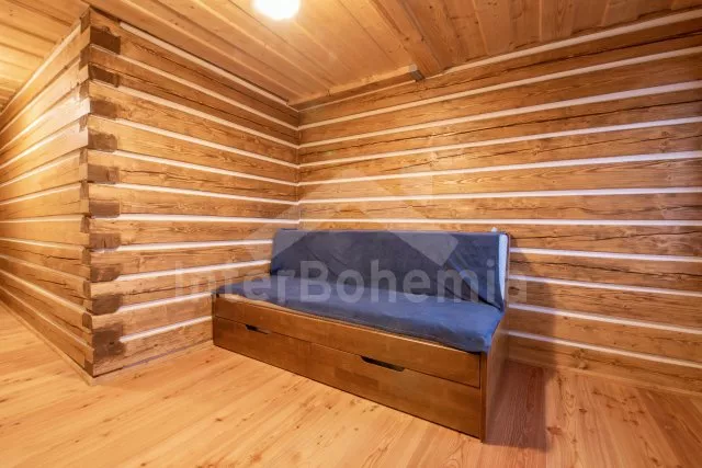 Druhý apartmán vpravo s obývací místností a ložnicí s dvoulůžkem