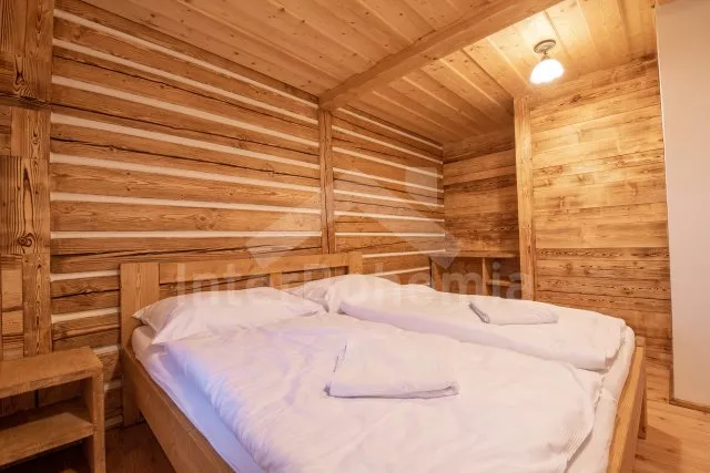 Druhý apartmán vpravo s obývací místností a ložnicí s dvoulůžkem