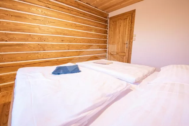 Třetí apartmán rovněž s obývací místností a dvěma ložnicemi