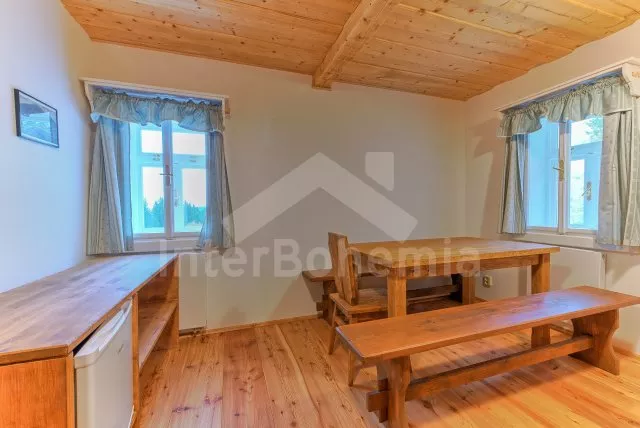 První apartmán vlevo s obývací místností a 3 samostatnými ložnicemi