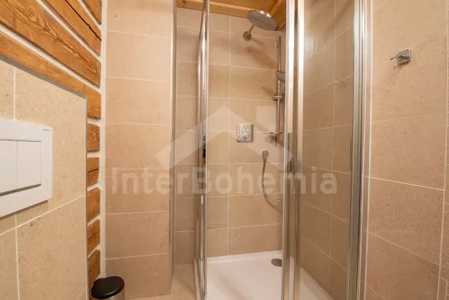 První apartmán vlevo s obývací místností a 3 samostatnými ložnicemi