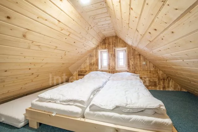 První apartmán vlevo s obývací místností a 3 samostatnými ložnicemi