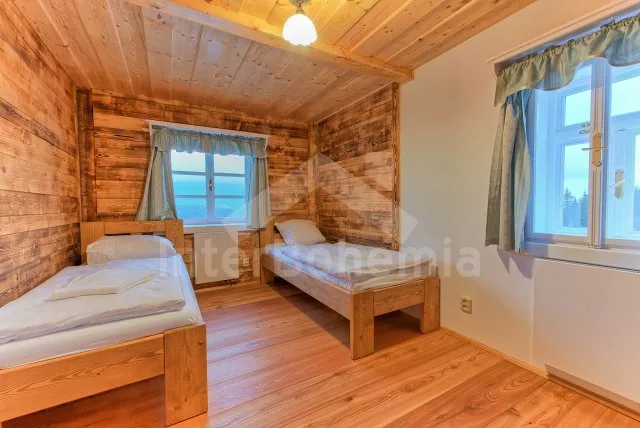 První apartmán vlevo s obývací místností a 3 samostatnými ložnicemi