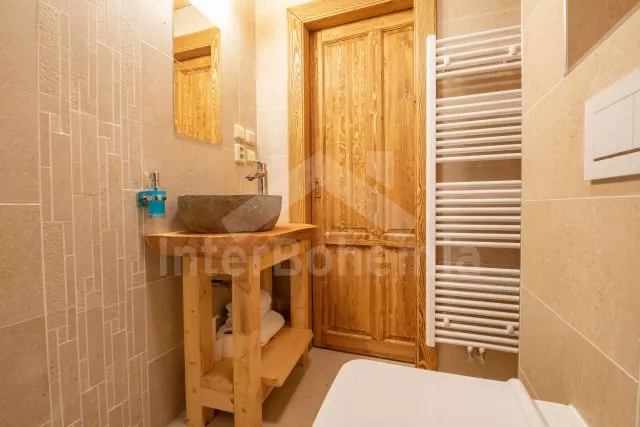 První apartmán vlevo s obývací místností a 3 samostatnými ložnicemi