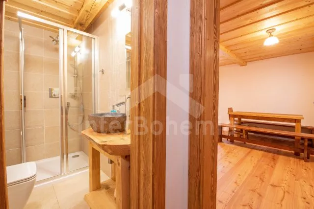 První apartmán vlevo s obývací místností a 3 samostatnými ložnicemi