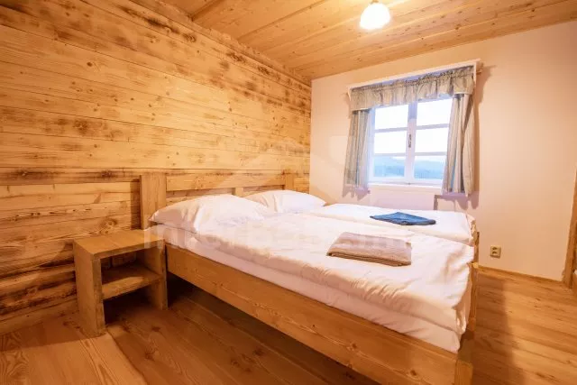 Třetí apartmán rovněž s obývací místností a dvěma ložnicemi