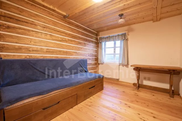 Druhý apartmán vpravo s obývací místností a ložnicí s dvoulůžkem