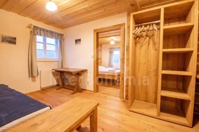 Třetí apartmán rovněž s obývací místností a dvěma ložnicemi