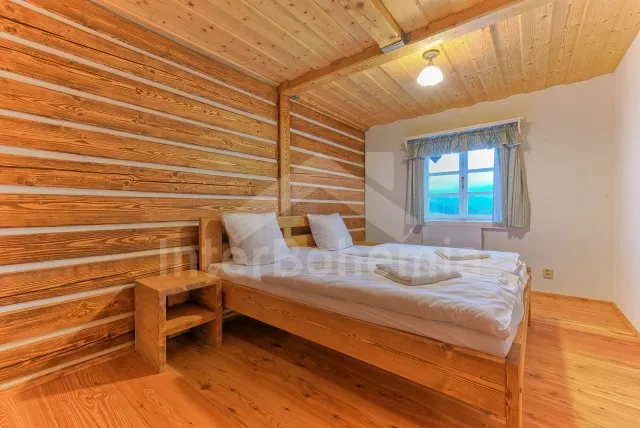 První apartmán vlevo s obývací místností a 3 samostatnými ložnicemi