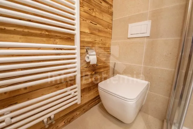 Třetí apartmán rovněž s obývací místností a dvěma ložnicemi