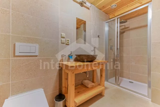 Druhý apartmán vpravo s obývací místností a ložnicí s dvoulůžkem