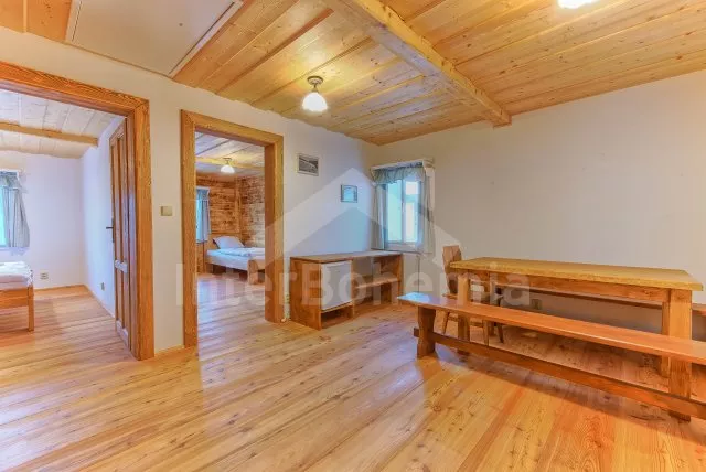 První apartmán vlevo s obývací místností a 3 samostatnými ložnicemi