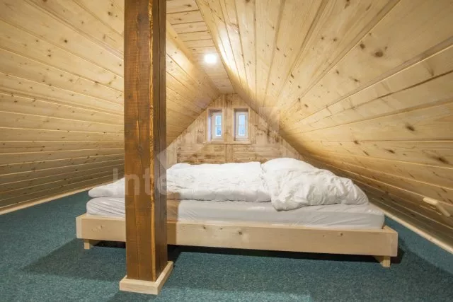 Třetí apartmán rovněž s obývací místností a dvěma ložnicemi