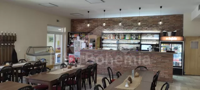 Restaurace a bar v areálu.