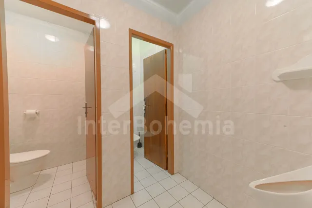 Pánské WC v 1. patře, 1x pisoár, 2x WC