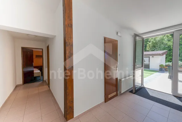 Ihned vedle vstupu na terasu je 1. společná koupelna 