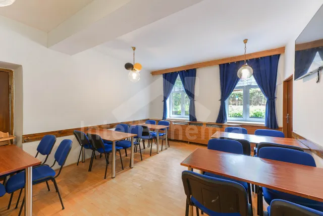 Společenská místnost s barem