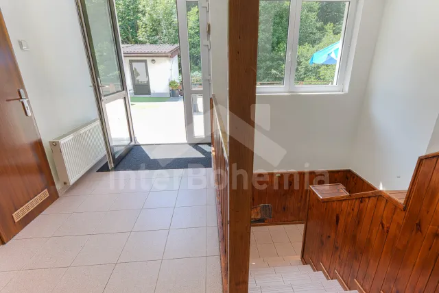 Z 1. patra (podkroví) je vstup na 200m2 terasu