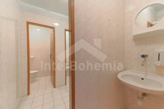 Pánské WC v 1. patře, 1x pisoár, 2x WC