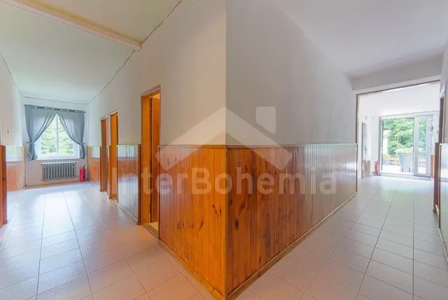 Hlavní spojovací chodba v 1. patře