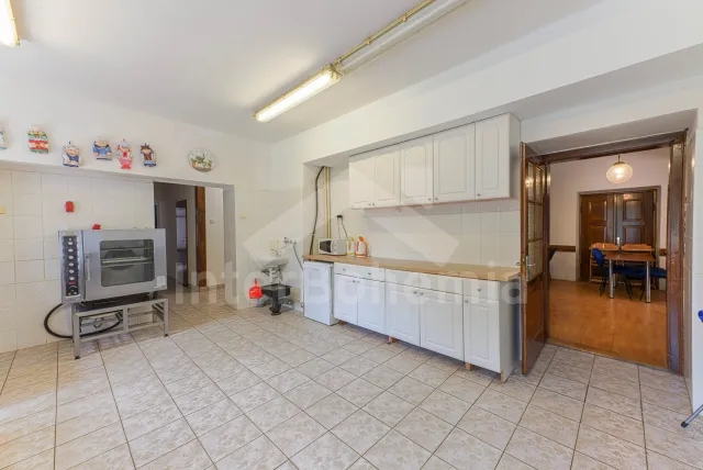 Kuchyně je propojená se společenskou místností s barem