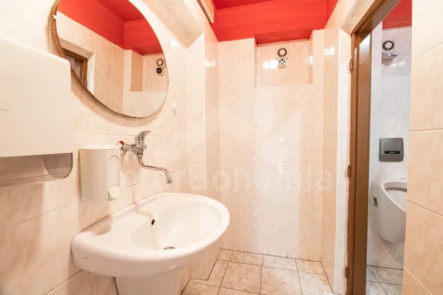 Pánské toalety v přízemí v hale 2x pisoár 1x WC