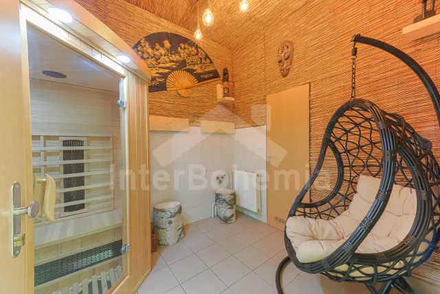 Odpočinková místnost s infrasaunou a koupelnou