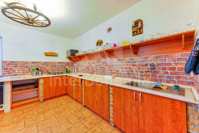 Prostorná kuchyně propojená se společenskou místností