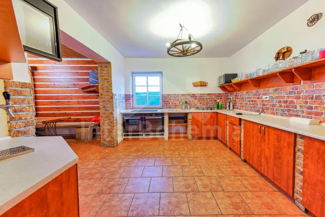 Prostorná kuchyně propojená se společenskou místností