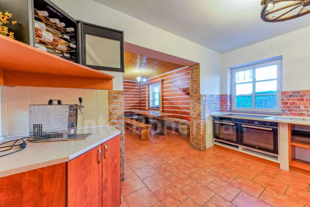 Prostorná kuchyně propojená se společenskou místností